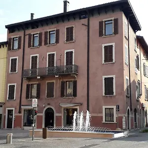https://casa-regina-salo.it-lombardy.com